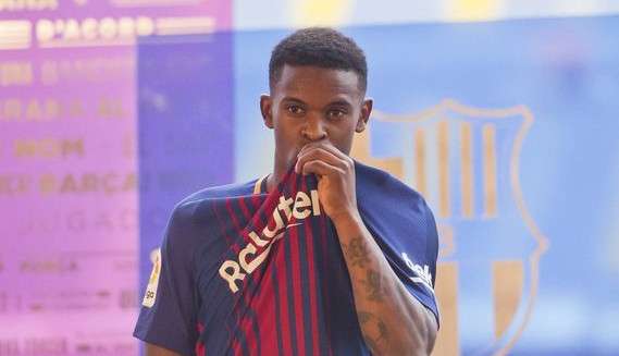 نيلسون سيميدو أثناء تقديمه