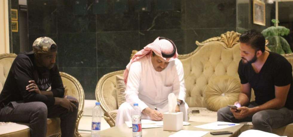 سوداني أثناء توقيعه للعقد