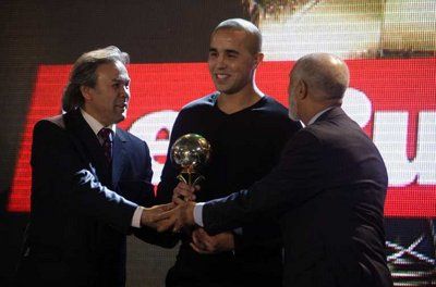 بوقرة تسلم الجائزة من يدي مادجر و الوزير الأول الجزائري