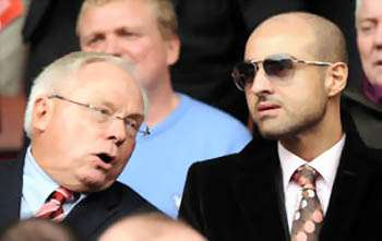 الأمير فيصل (يمين) مع الأمريكي جورج جيليت (يسار) في أحد لقاءات ليفربول