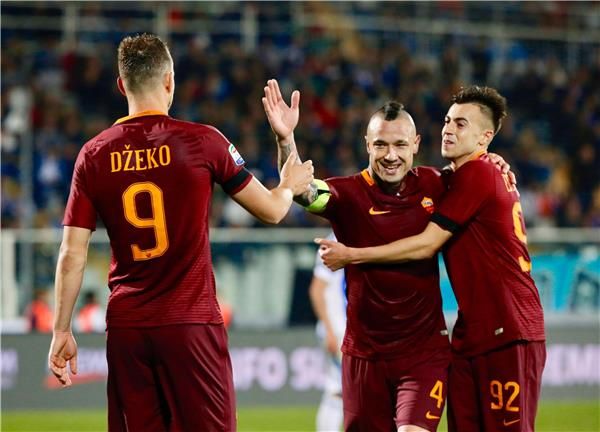 ناينجولان يحتفل بهدف مع روما