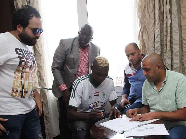 بانسيه أثناء توقيعه للعقد