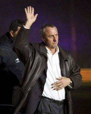 كرويف يحيي الجماهير