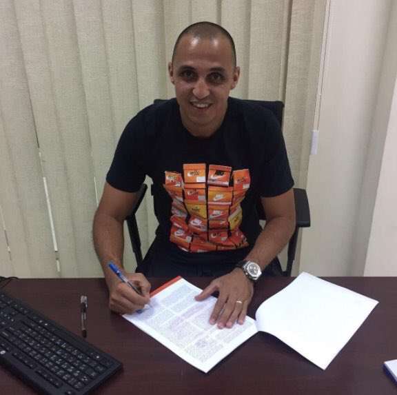 أحناش وقع على العقد