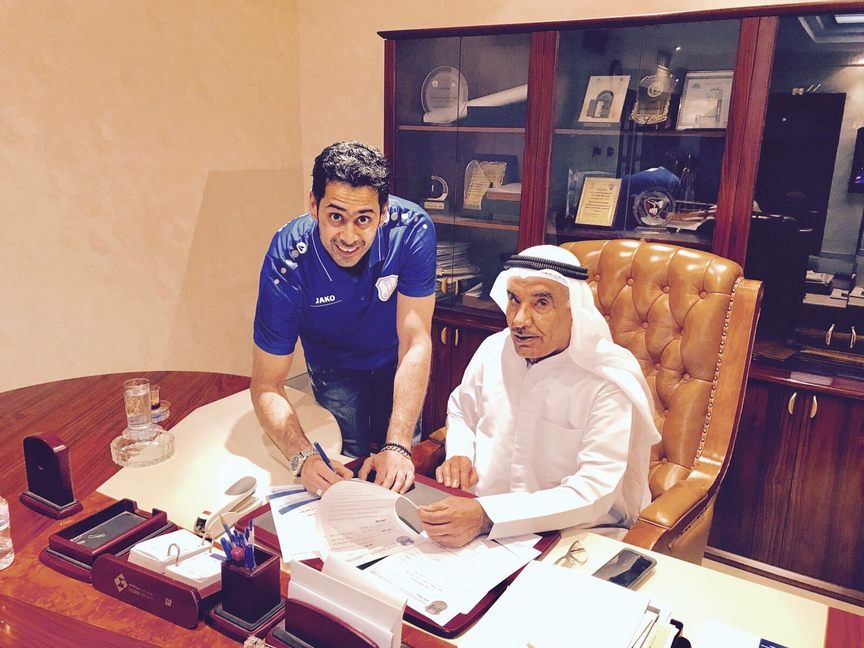 صالح مهدي خلال التوقيع