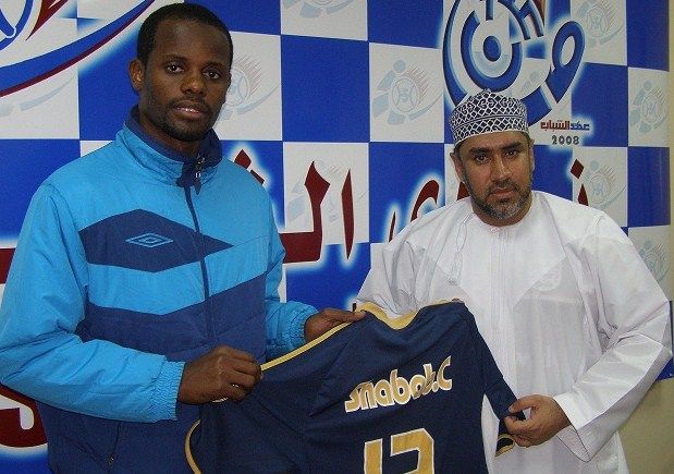 جمعة الوهيبي خلال توقيع العقد