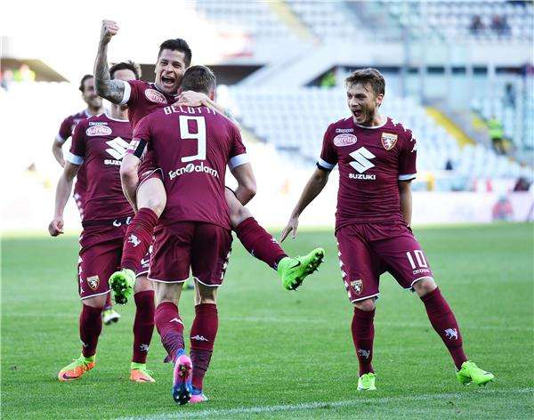 بيلوتي يحتفل بأحد أهدافه مع تورينو