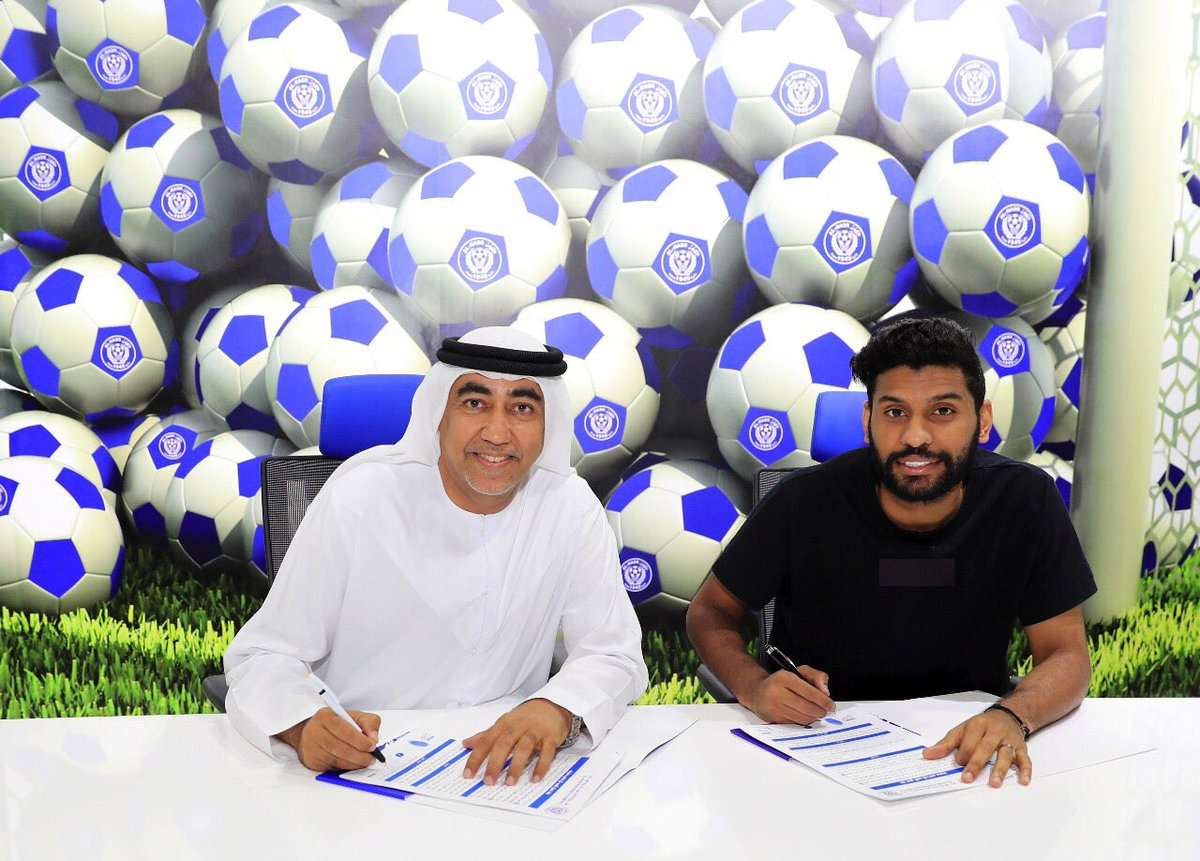  راشد عيسى خلال التوقيع 