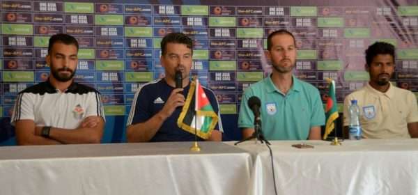  ايان برونسكيل خلال المؤتمر الصحفي