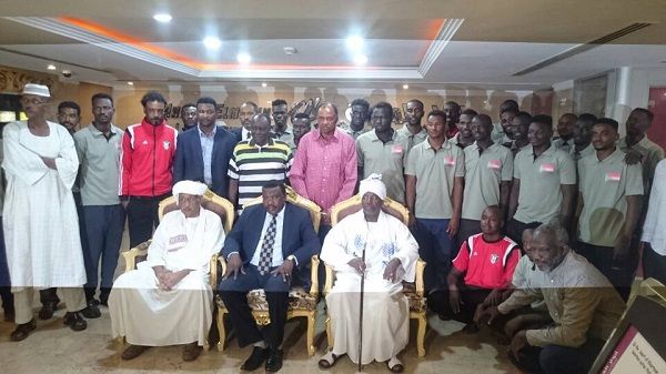 وزير الرياضة السوداني مع لاعبي المنتخب بمعسكرهم