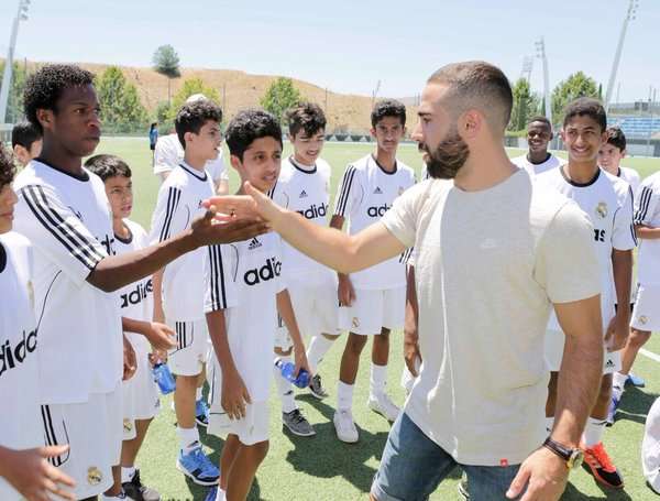 داني كارفخال في زيارة سابقة لتدريبات براعم السعودية