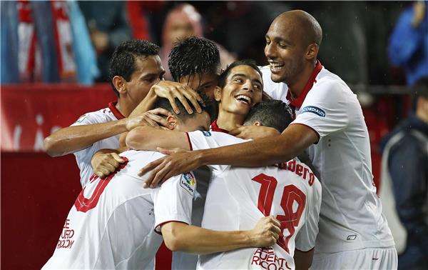 لاعبو إشبيلية - أرشيفية