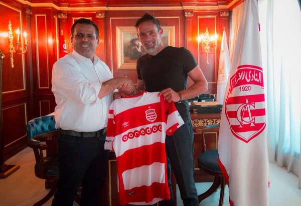 أثناء توقيع المدرب