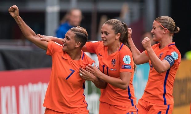 منتخب هولندا بعد هدفه الوحيد بمرمى النرويج