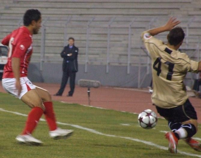 عدي زهران صاحب هدف الفوز يلحق بالكرة قبل ان تجتاز خط التماس