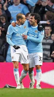 تيفيز وبتروف يحتفلان بفوز مانشيستر سيتي