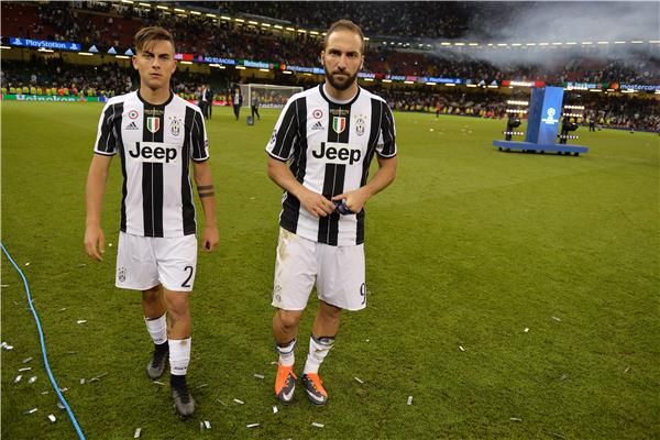 هيجواين (يمين)