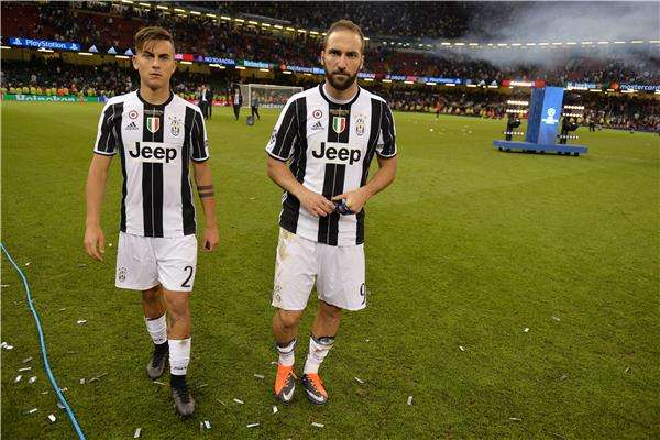 هيجواين (يمين)