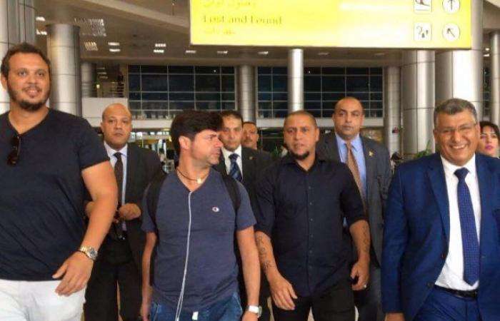 روبرتو كارلوس أثناء وصوله للقاهرة