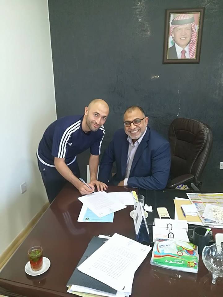 السباح يوقع عقده