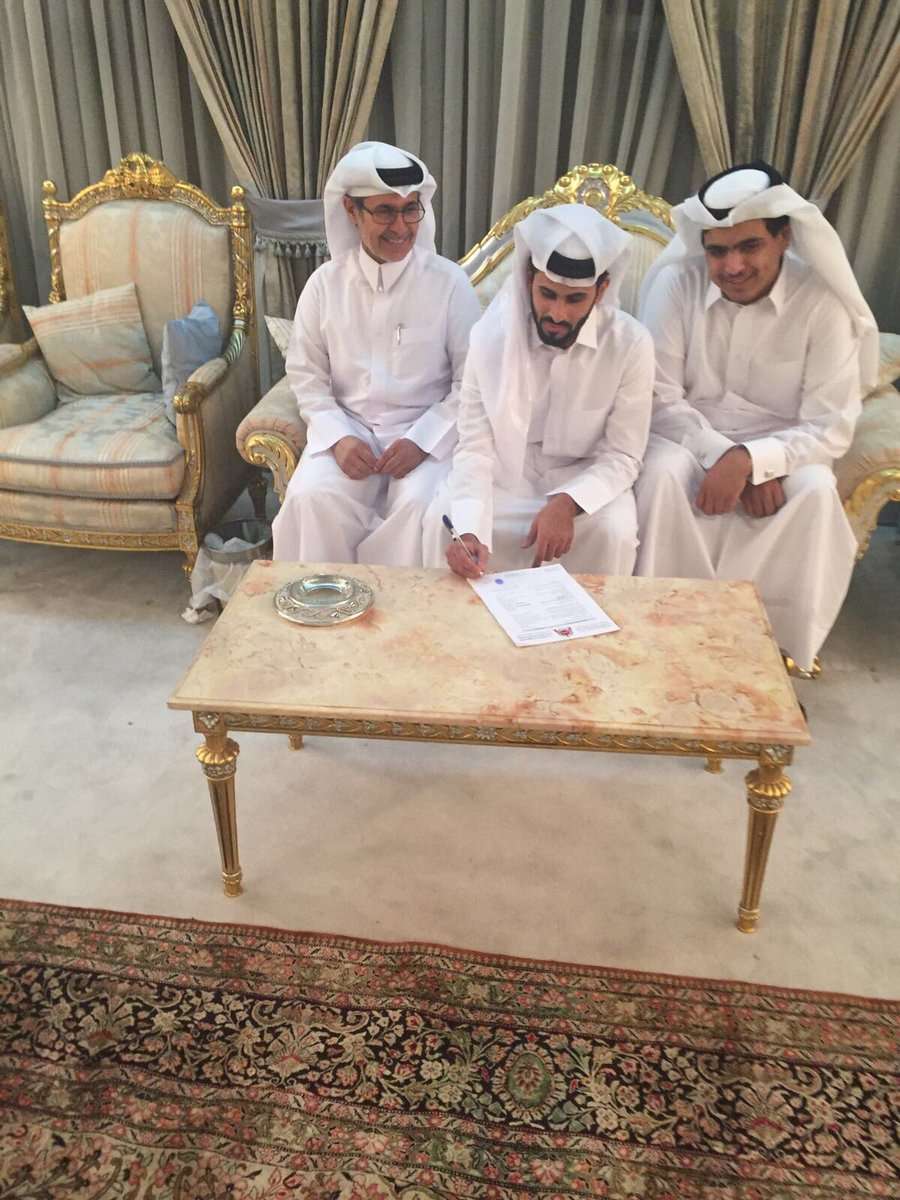 جانب من توقيع العقد