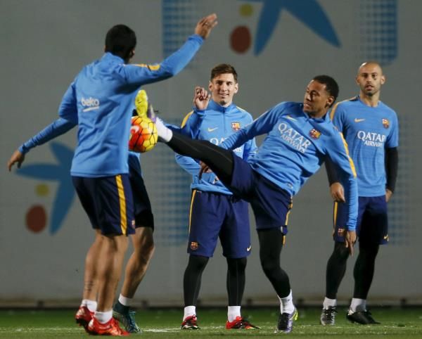 ماسكيرانو مع لاعبي برشلونة 