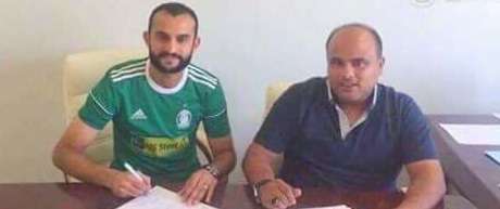 عبود خلال التوقيع