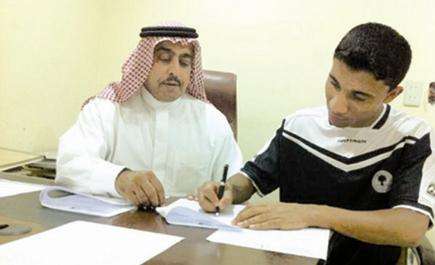 الناظري خلال التوقيع