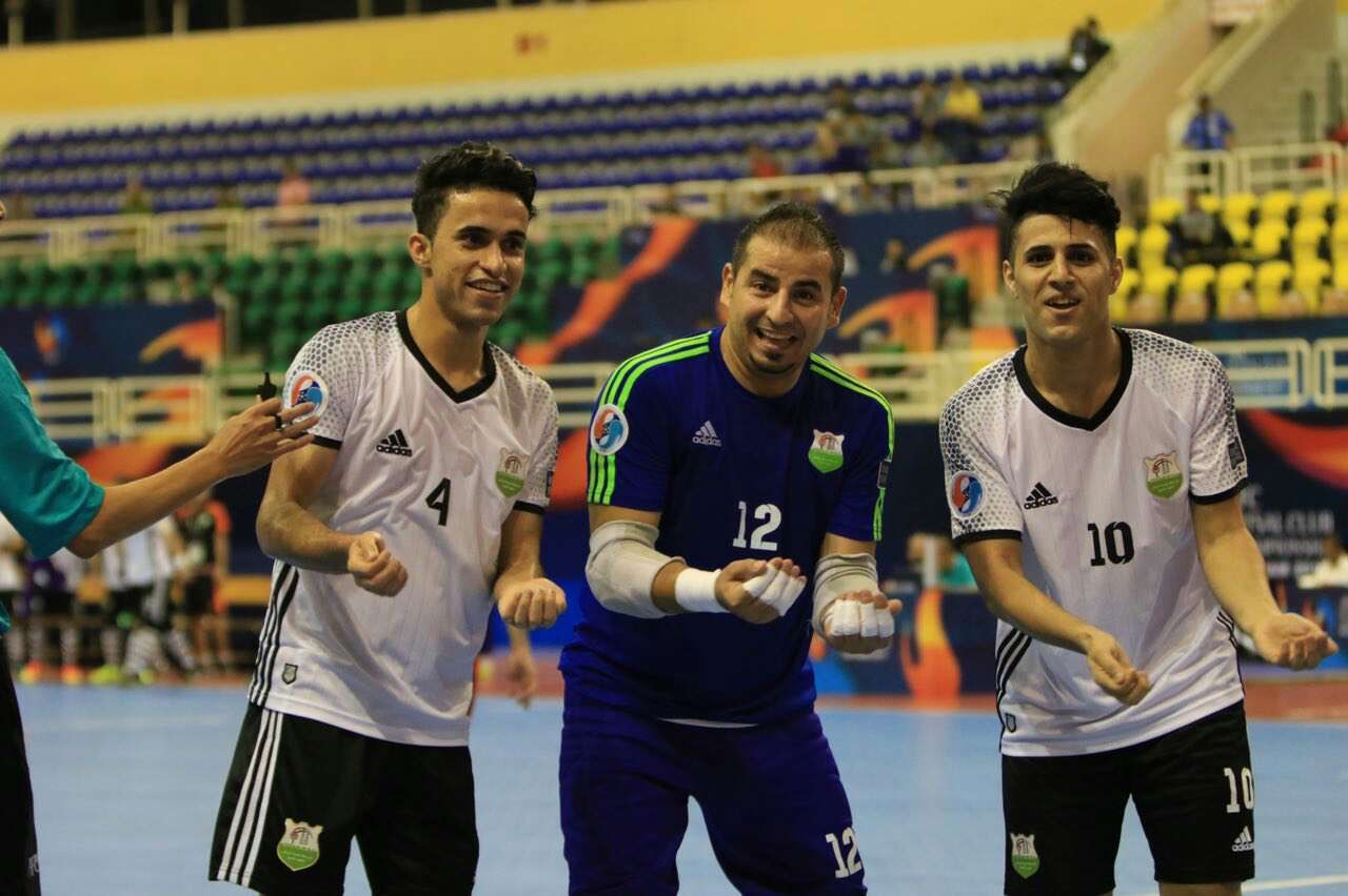 لاعبو نفط الوسط يحتفلون بأحد أهدافهم