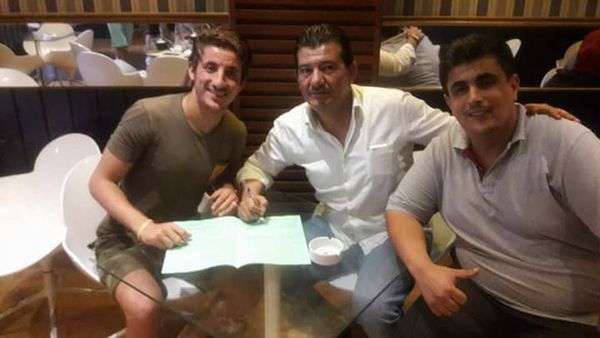 حلمي بلاغة أثناء التوقيع