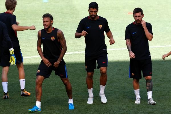 نيمار مع ميسي وسواريز