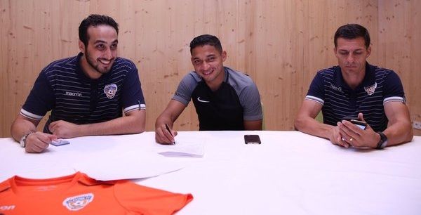  إيميليو إيزاجوير أثناء توقيع العقد