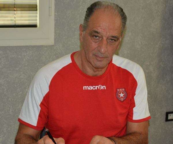 آلان كنتالي أثناء توقيع العقد