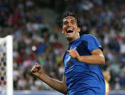 لوكا توني مهاجم روما الإيطالي الجديد