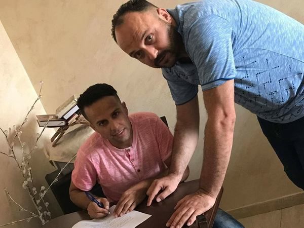 جمهور خلال التوقيع 