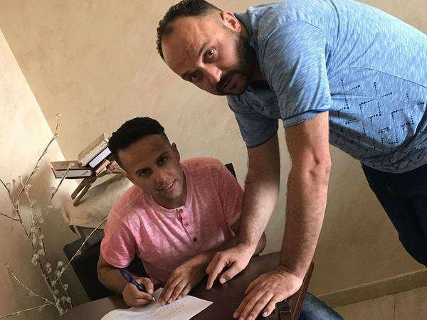 جمهور خلال التوقيع