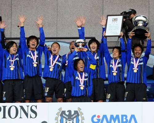 قائد فريق أوساكا المدافع ساتوشي ياماغوتشي يرفع كأس الإمبراطور 2010