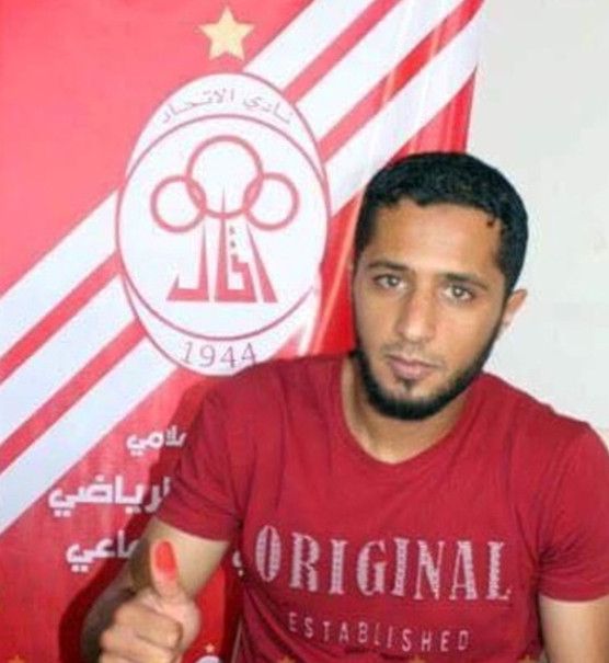 أحمد التربي أثناء توقيعه للعقد