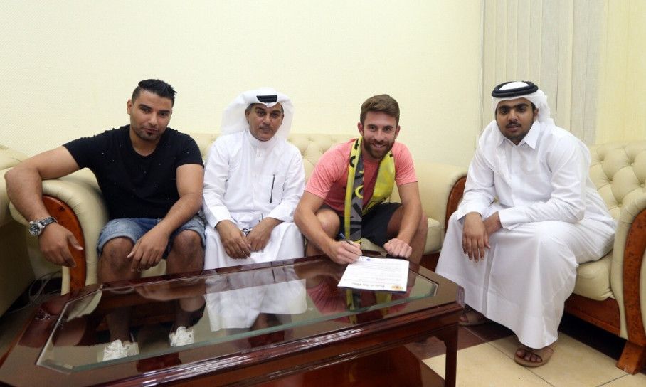 جالو أثناء التوقيع