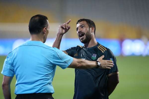 صالح سدير لحظة اعتراضه على قرار الحكم المساعد في مباراة الترجي