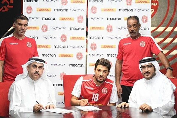 زياد الزيادي أثناء توقيع العقد