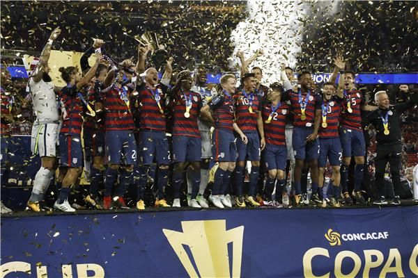 جانب من تتويج المنتخب الأمريكي