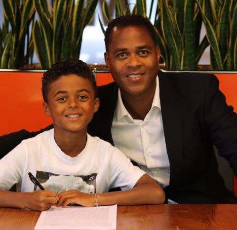 شاين  رفقة والده