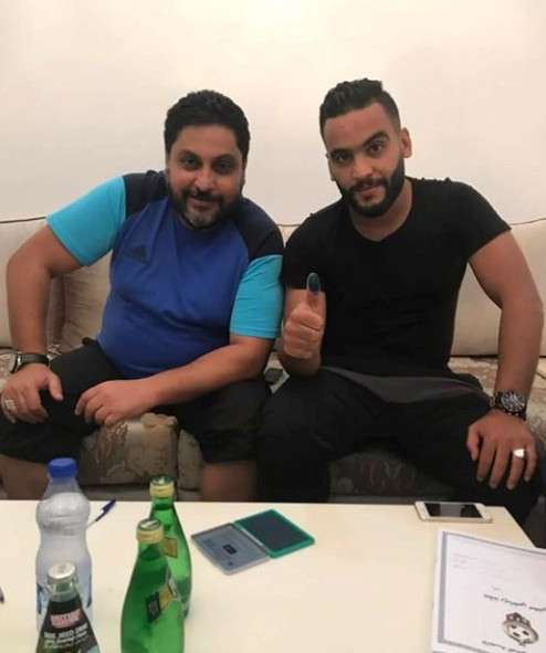 جانب من توقيع عيسى