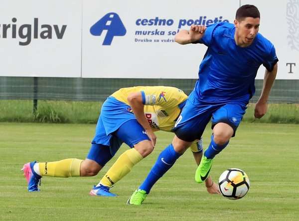 من معسكر النصر