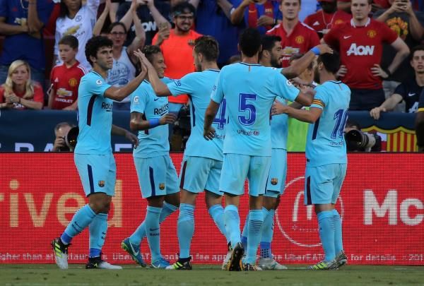 نيمار رفقة لاعبي برشلونة