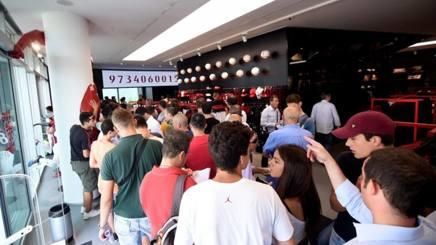 جانب من عملية بيع التذاكر