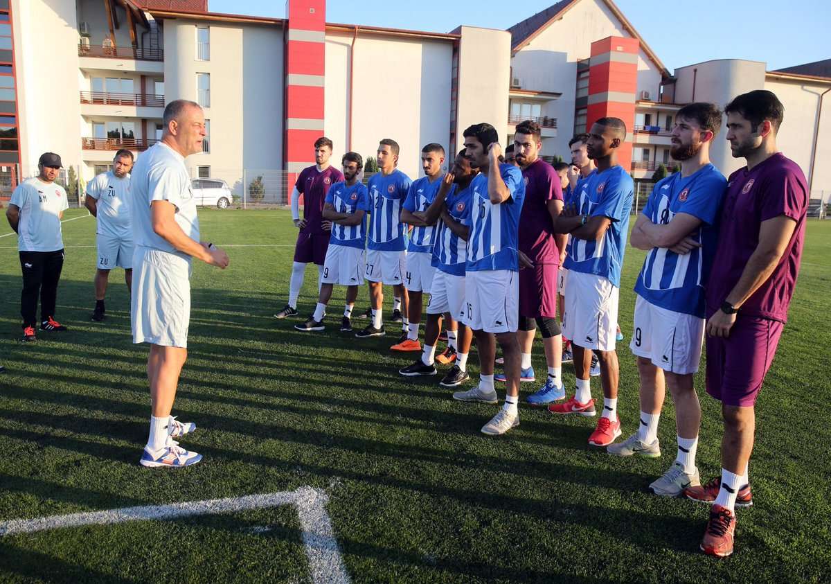 لاعبو العربي خلال التدريبات