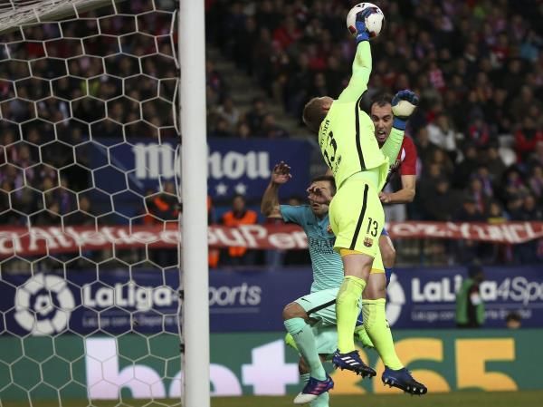 2017-02-01t222443z_495033637_lr1ed211q8wdx_rtrmadp_3_soccer-spain-atm-fcb-cup_reuters