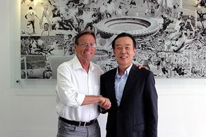  ليموس يصافح رئيس نادي بوهانج الكوري السيد كيم تاي مان 